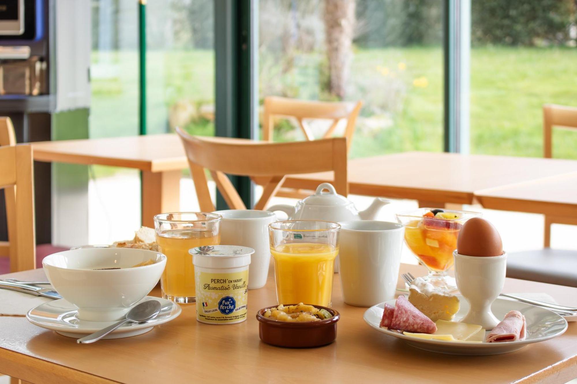 Brit Hotel Châteaudun Zewnętrze zdjęcie