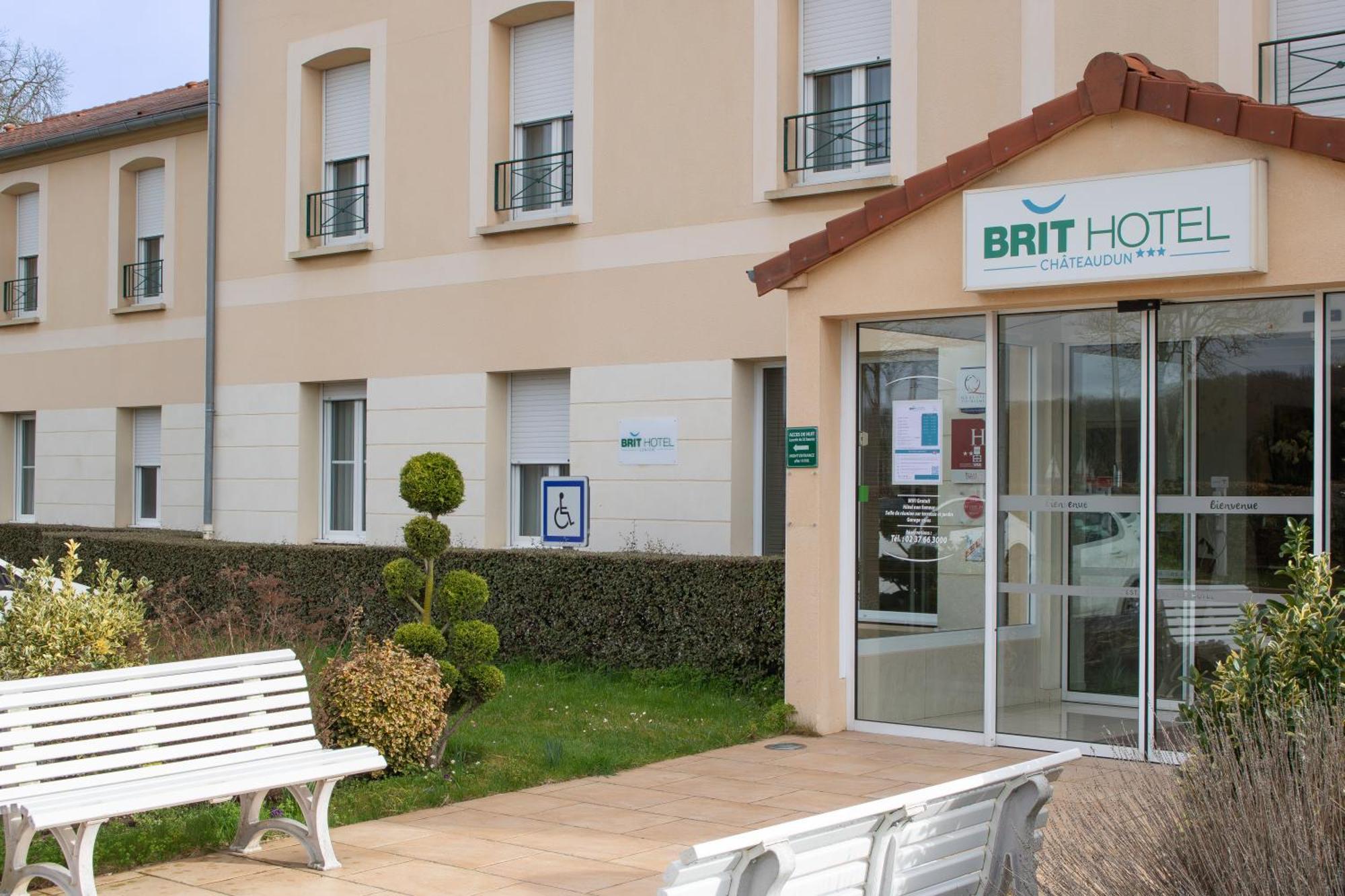 Brit Hotel Châteaudun Zewnętrze zdjęcie