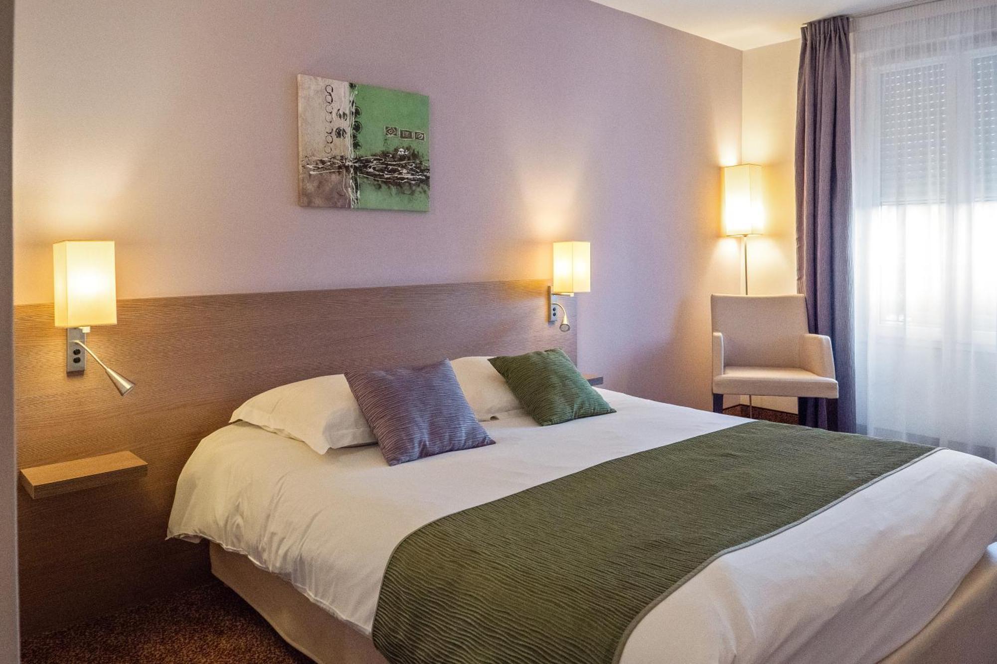 Brit Hotel Châteaudun Zewnętrze zdjęcie