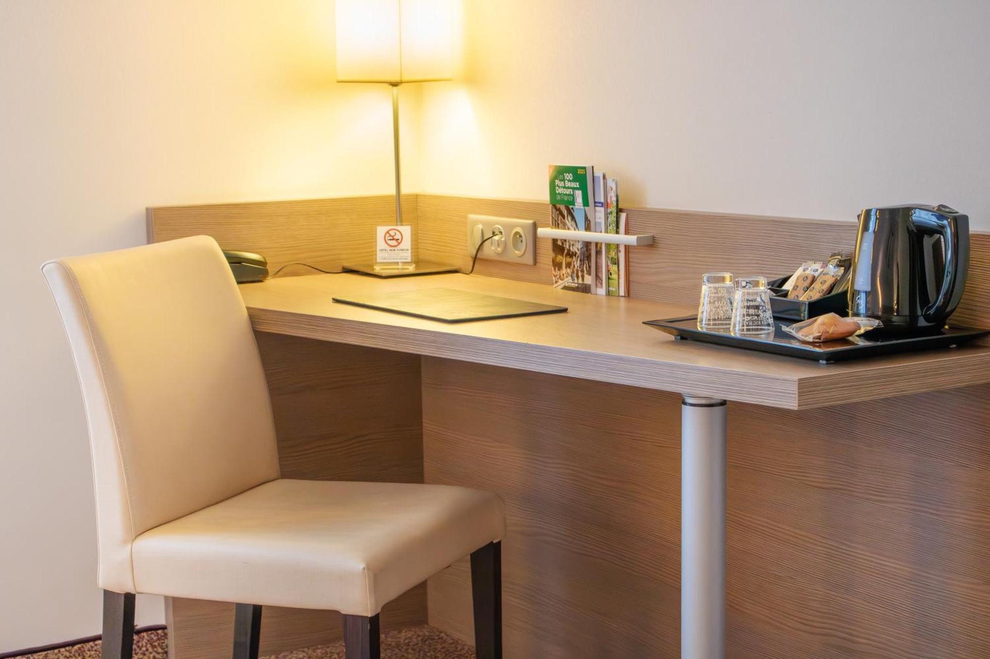 Brit Hotel Châteaudun Zewnętrze zdjęcie