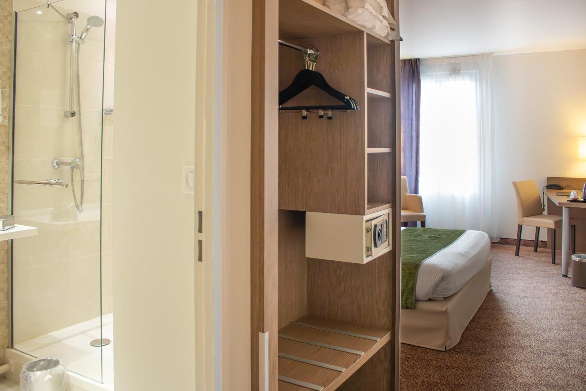 Brit Hotel Châteaudun Zewnętrze zdjęcie