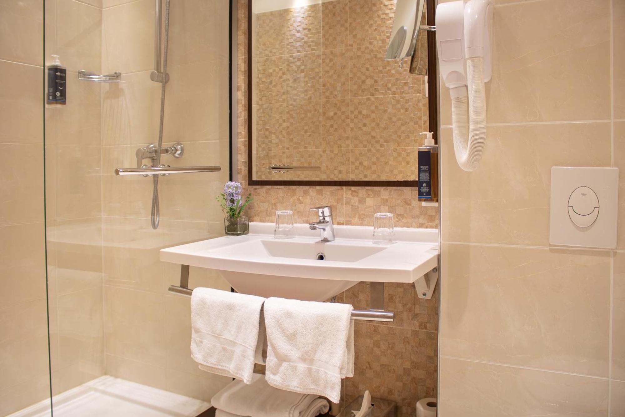Brit Hotel Châteaudun Zewnętrze zdjęcie
