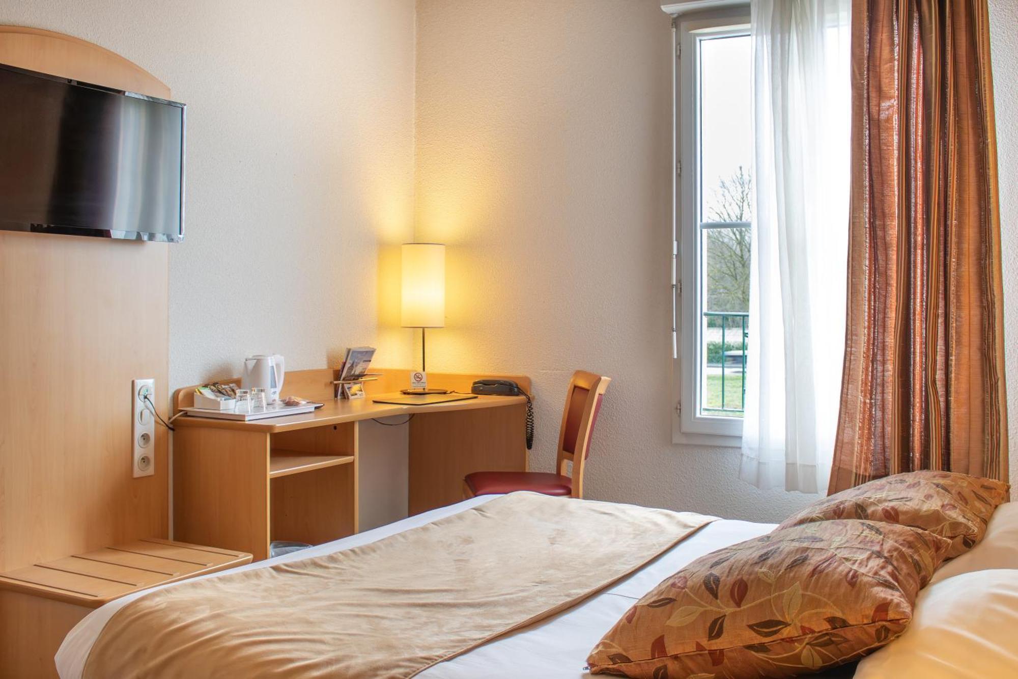 Brit Hotel Châteaudun Zewnętrze zdjęcie