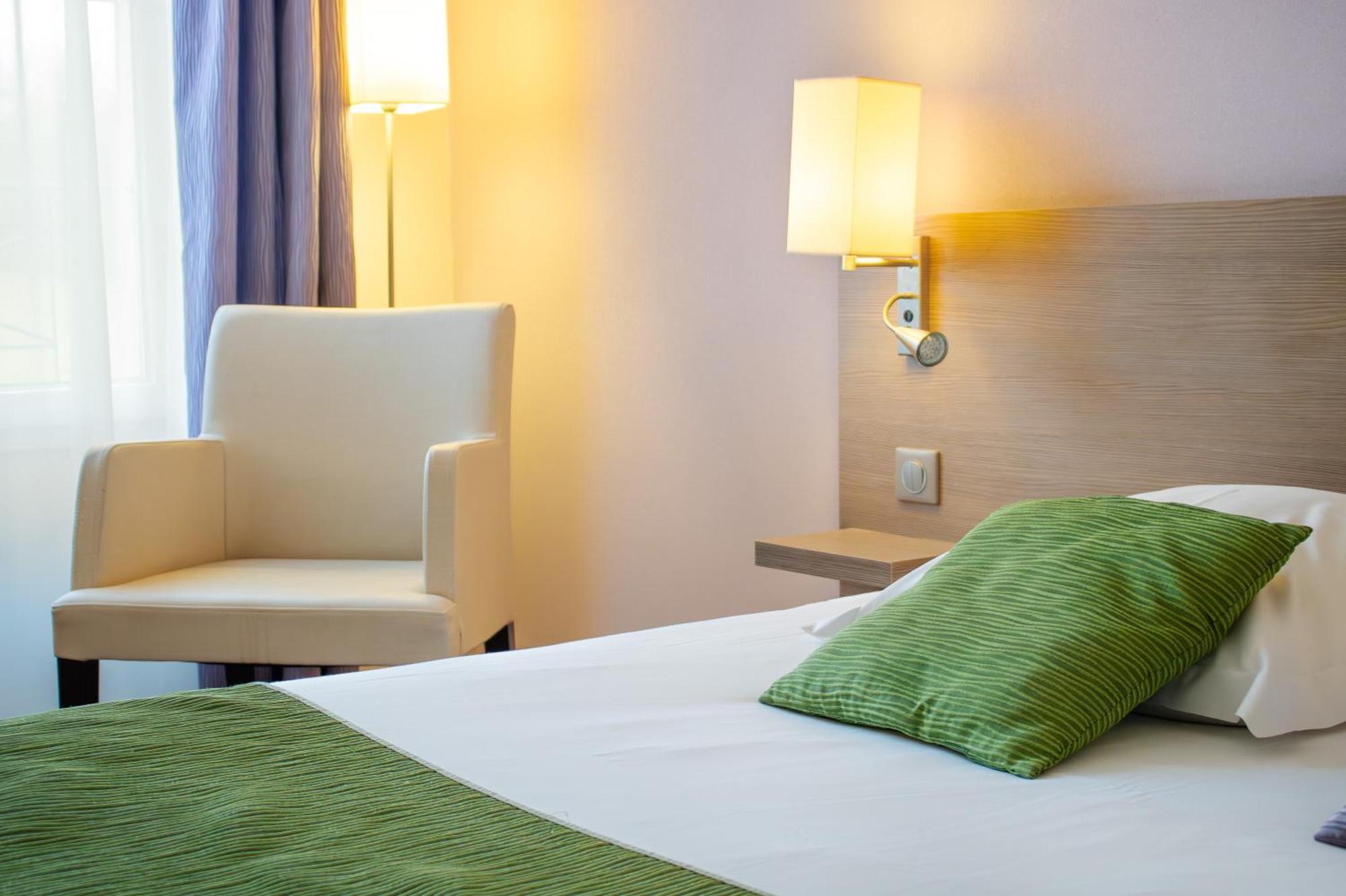 Brit Hotel Châteaudun Zewnętrze zdjęcie