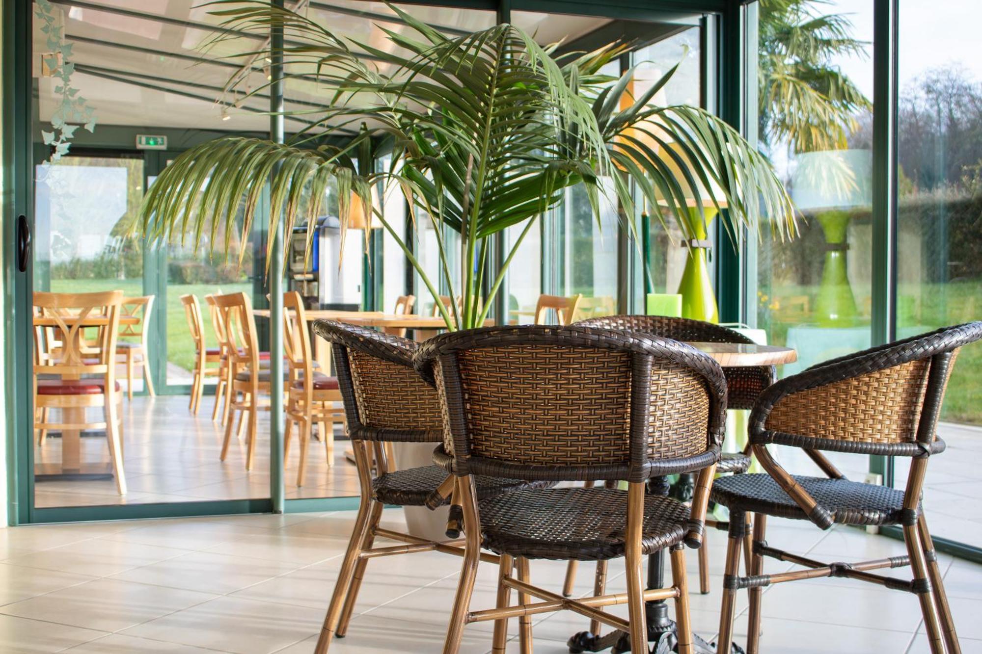 Brit Hotel Châteaudun Zewnętrze zdjęcie