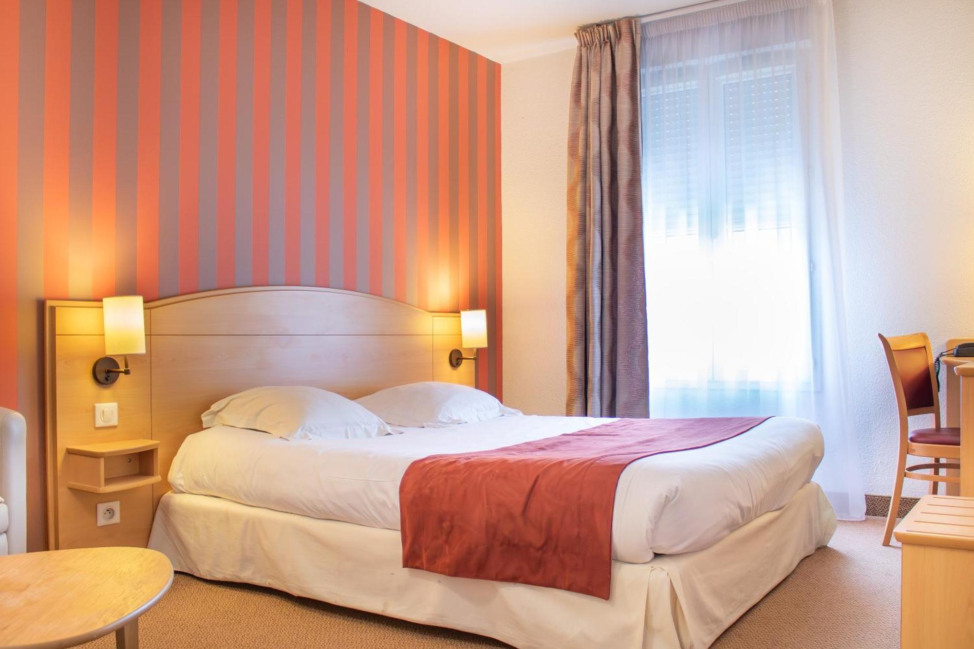 Brit Hotel Châteaudun Zewnętrze zdjęcie