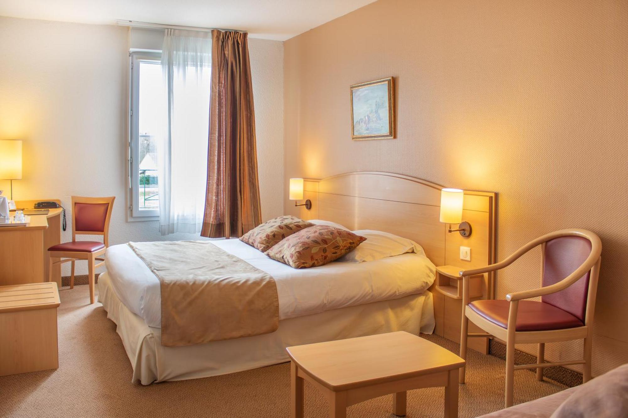 Brit Hotel Châteaudun Zewnętrze zdjęcie