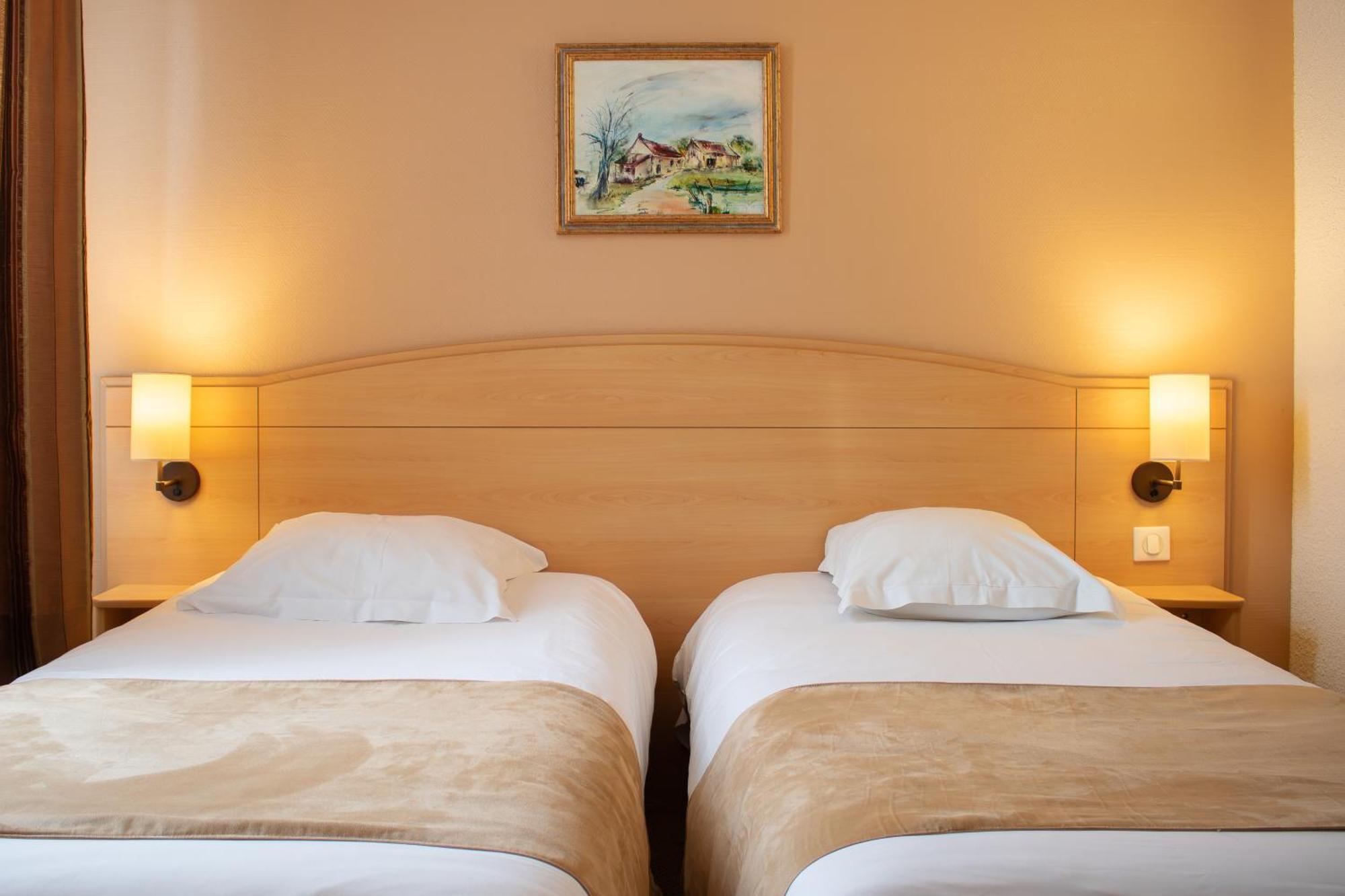 Brit Hotel Châteaudun Zewnętrze zdjęcie