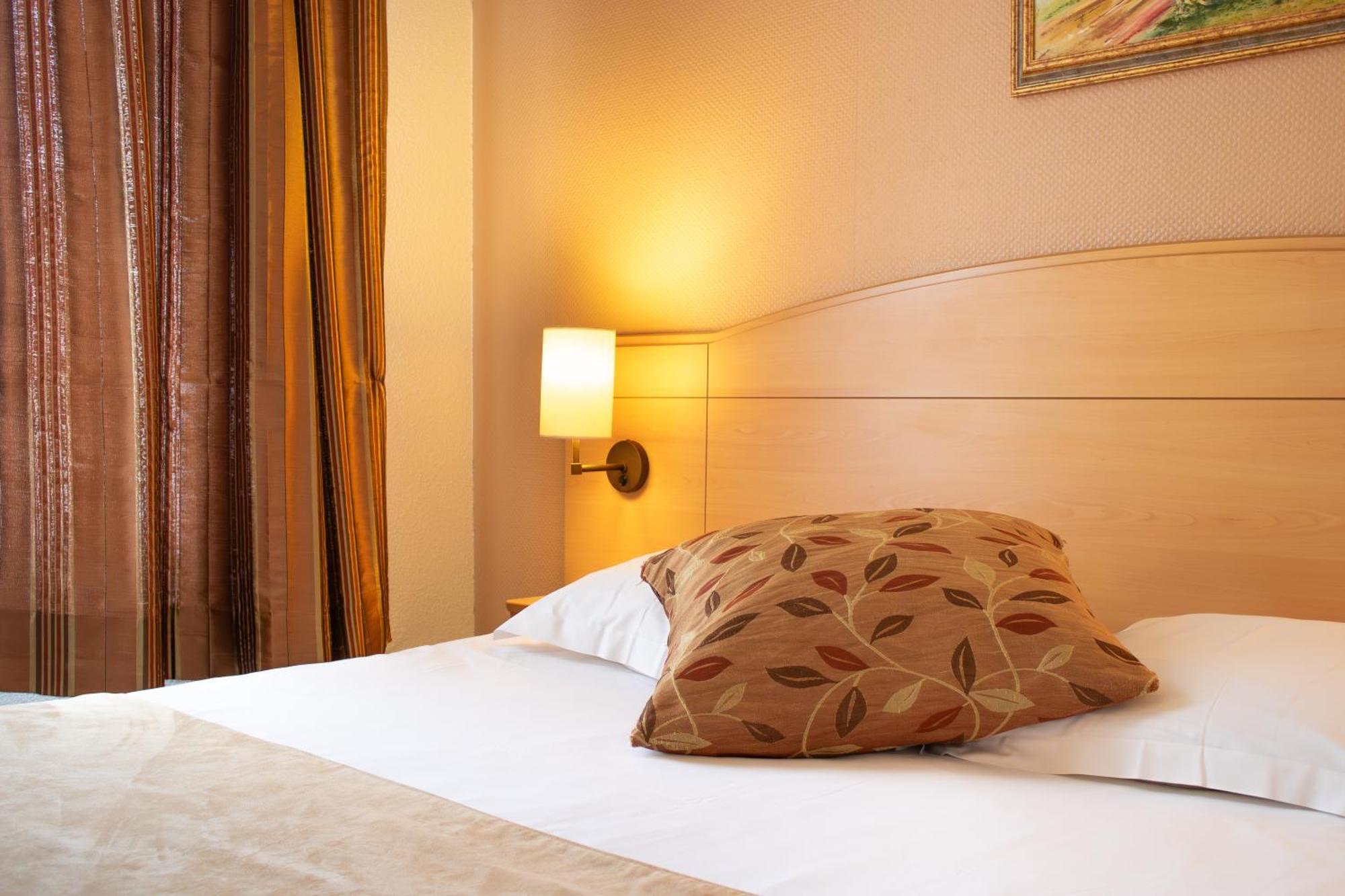 Brit Hotel Châteaudun Zewnętrze zdjęcie