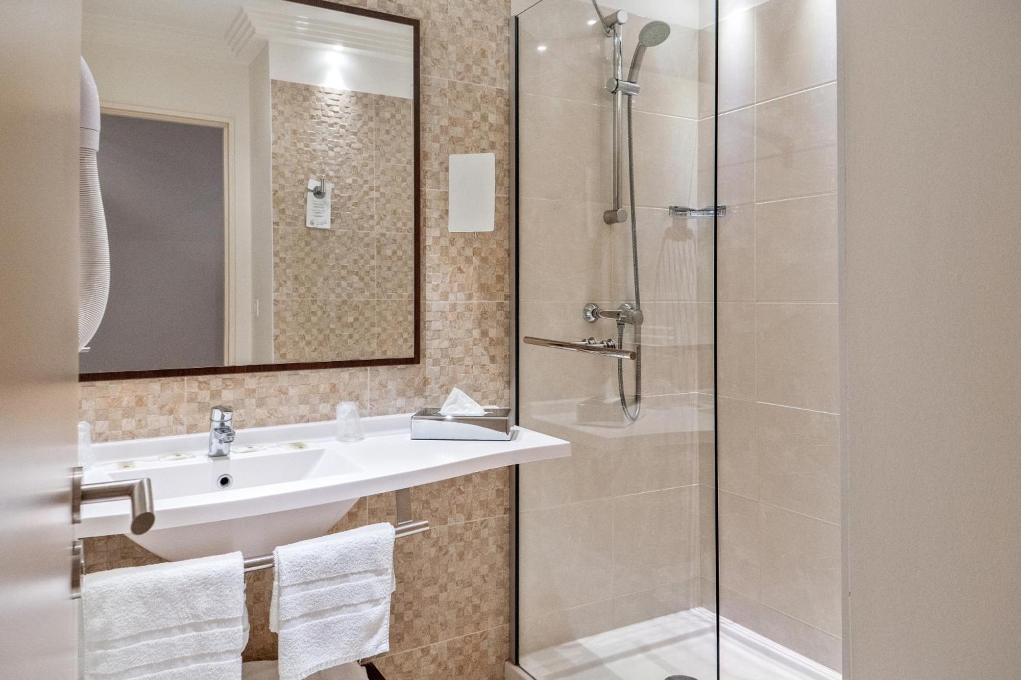 Brit Hotel Châteaudun Zewnętrze zdjęcie