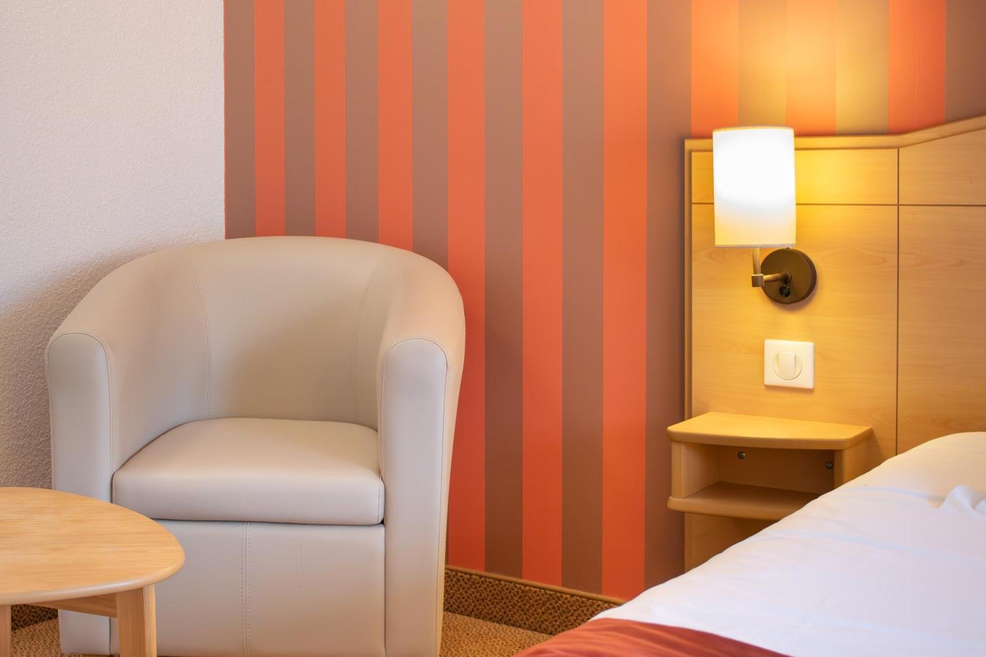 Brit Hotel Châteaudun Zewnętrze zdjęcie