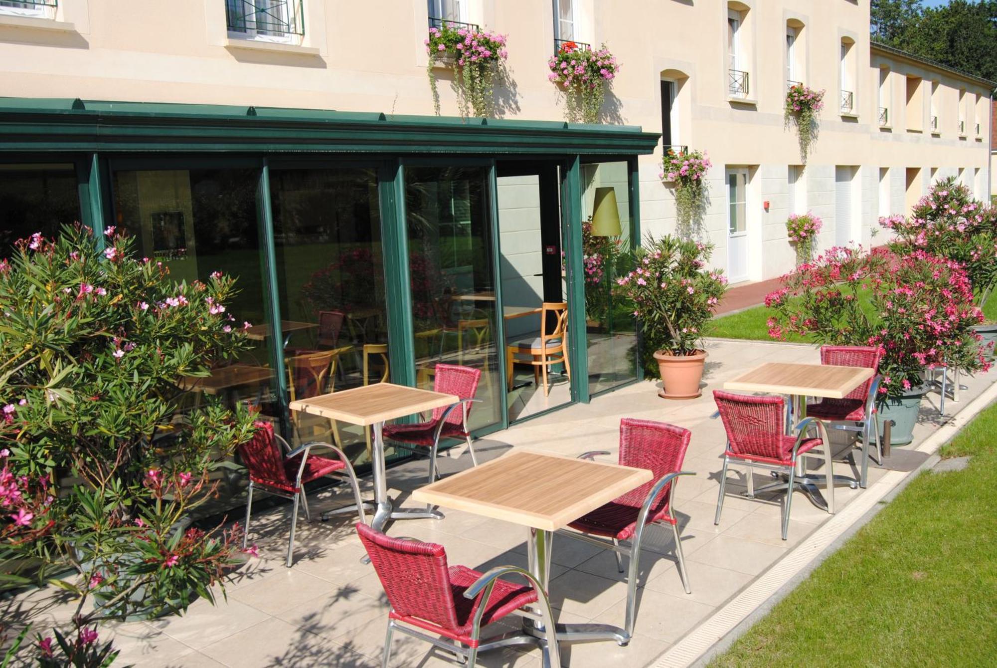 Brit Hotel Châteaudun Zewnętrze zdjęcie