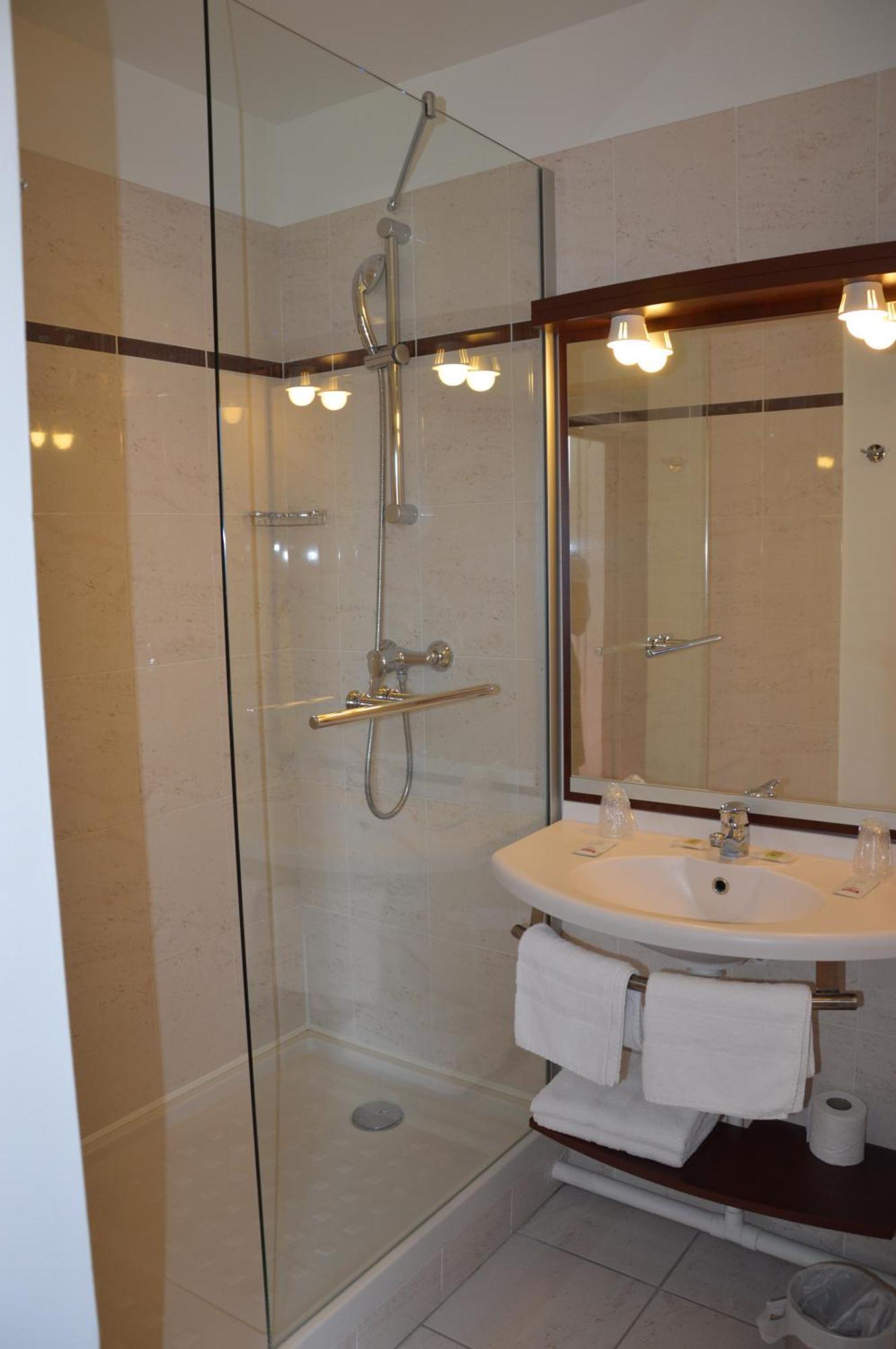 Brit Hotel Châteaudun Zewnętrze zdjęcie