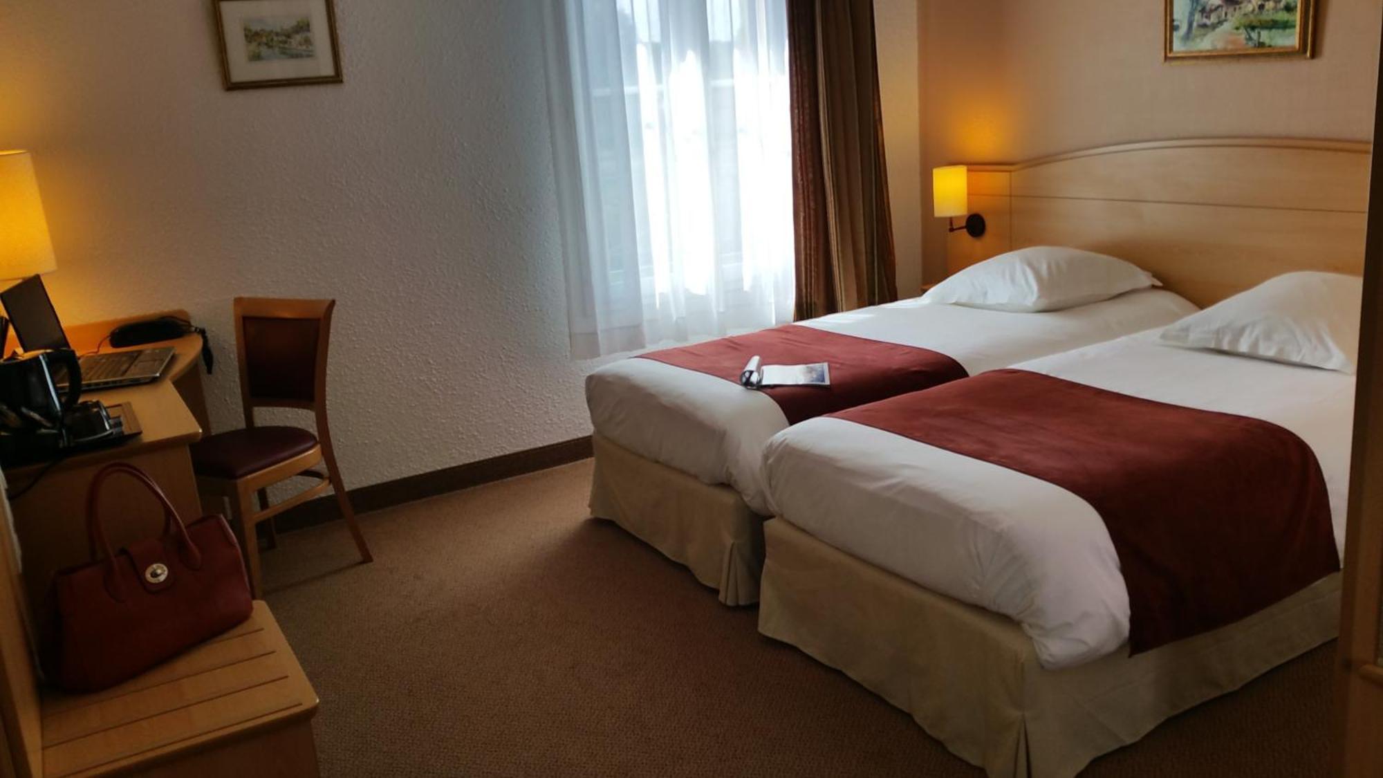 Brit Hotel Châteaudun Zewnętrze zdjęcie