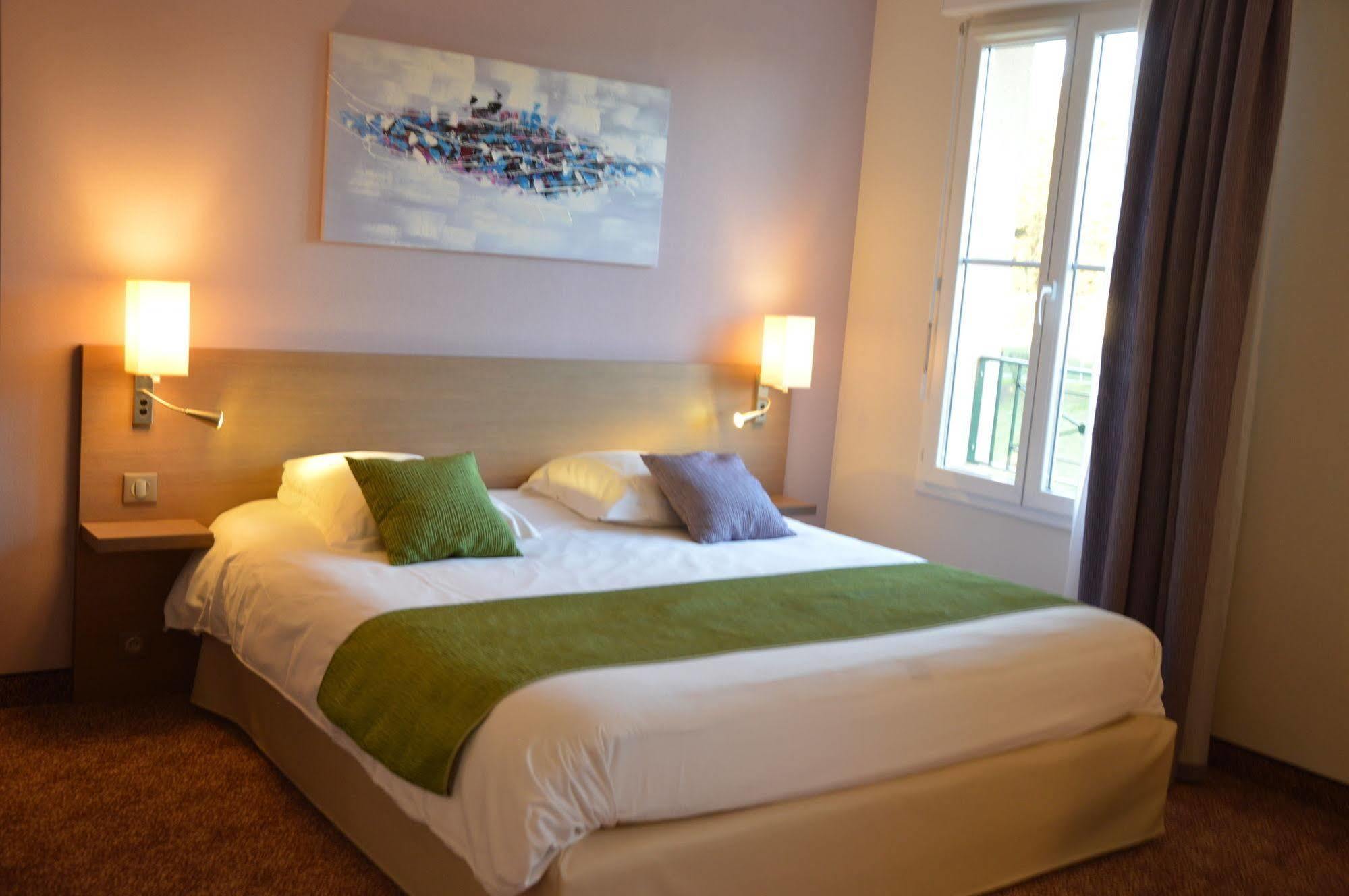 Brit Hotel Châteaudun Zewnętrze zdjęcie