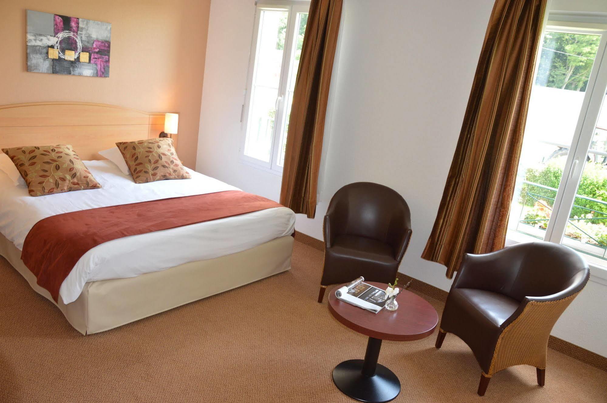 Brit Hotel Châteaudun Zewnętrze zdjęcie