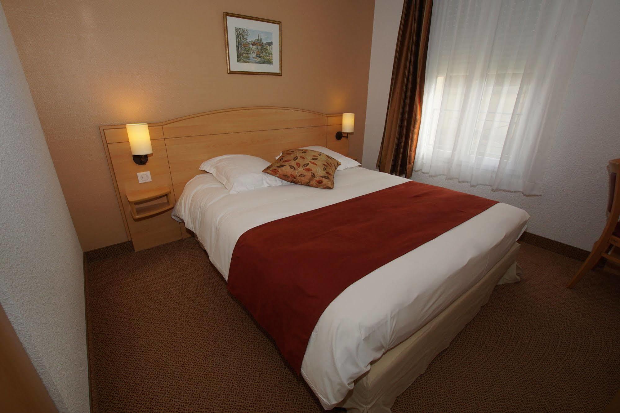 Brit Hotel Châteaudun Zewnętrze zdjęcie