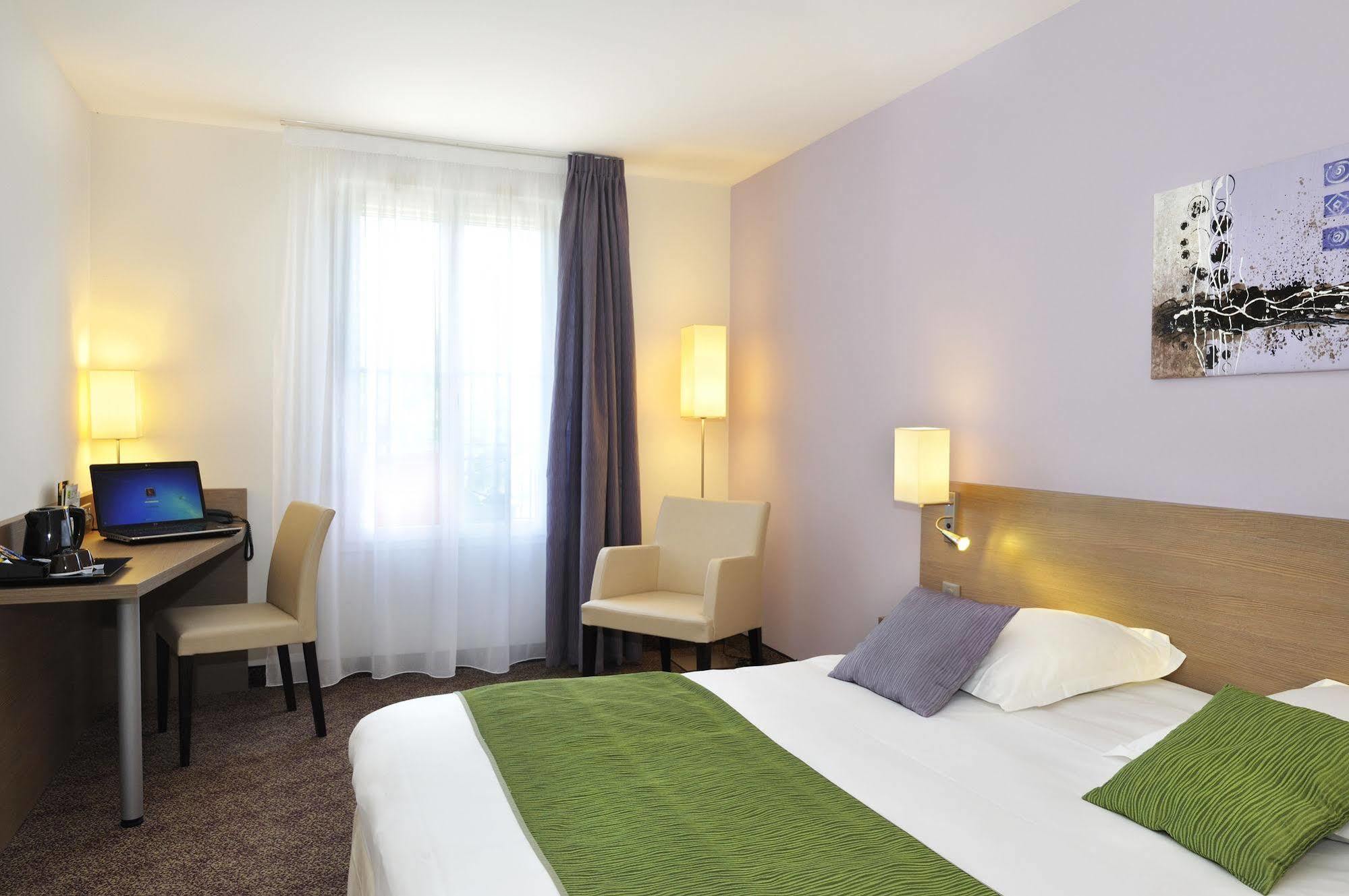 Brit Hotel Châteaudun Zewnętrze zdjęcie