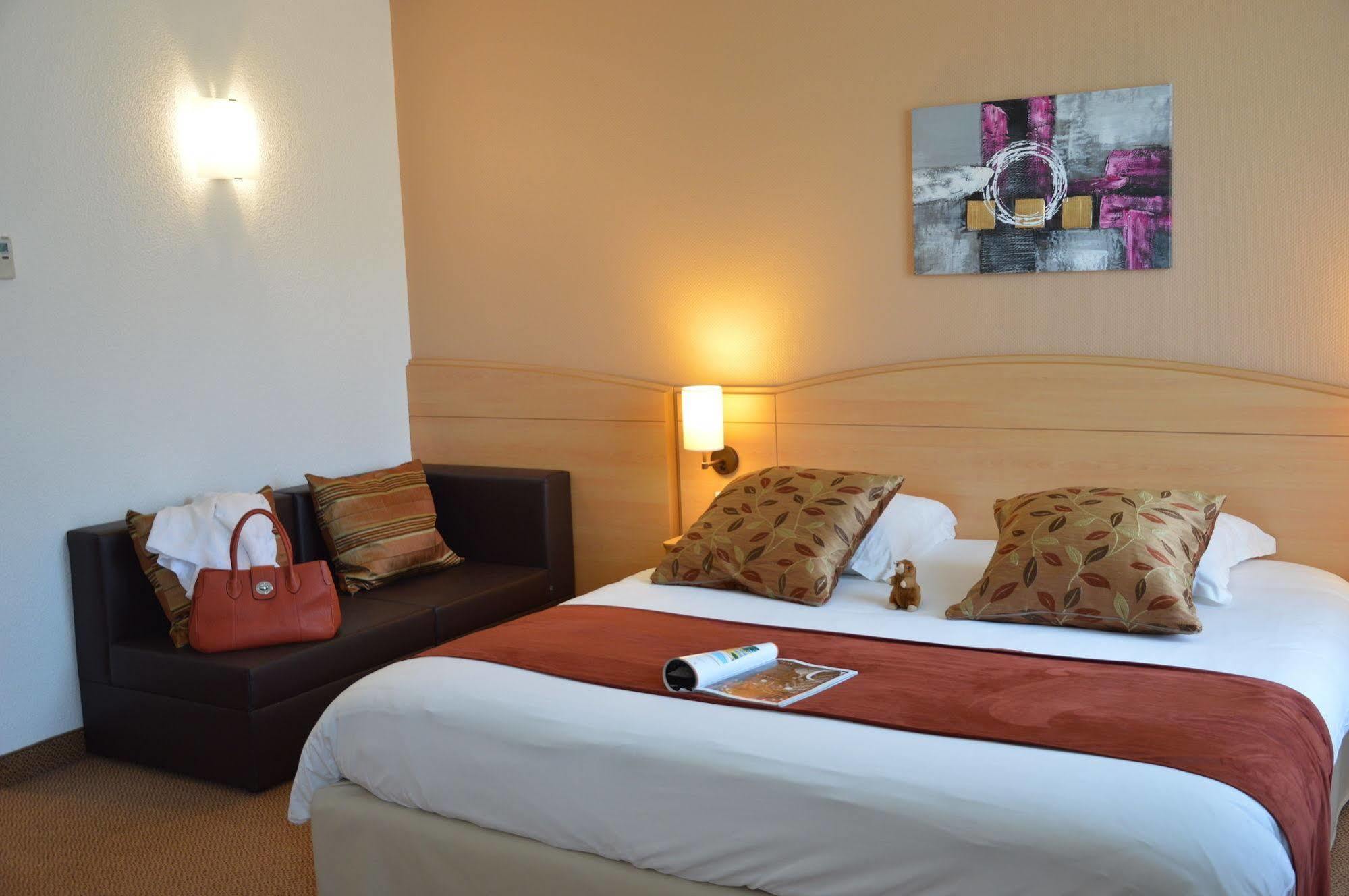 Brit Hotel Châteaudun Zewnętrze zdjęcie