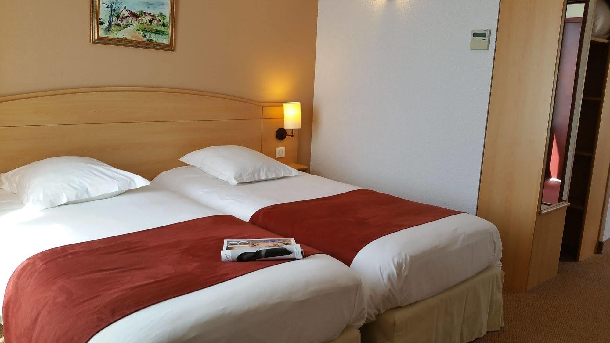 Brit Hotel Châteaudun Zewnętrze zdjęcie